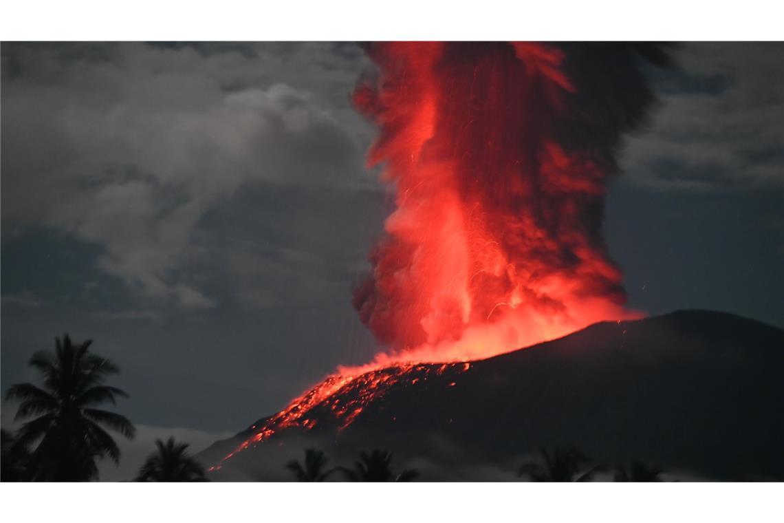 Mount Ibu in Indonesien spuckt Feuer und Asche Das von der indonesischen Geological Agency zur Verfügung gestellte Foto zeigt einen Ausbruch des Schichtvulkans Mount Ibu auf der Insel Halhamera am 11. Januar 2025.
