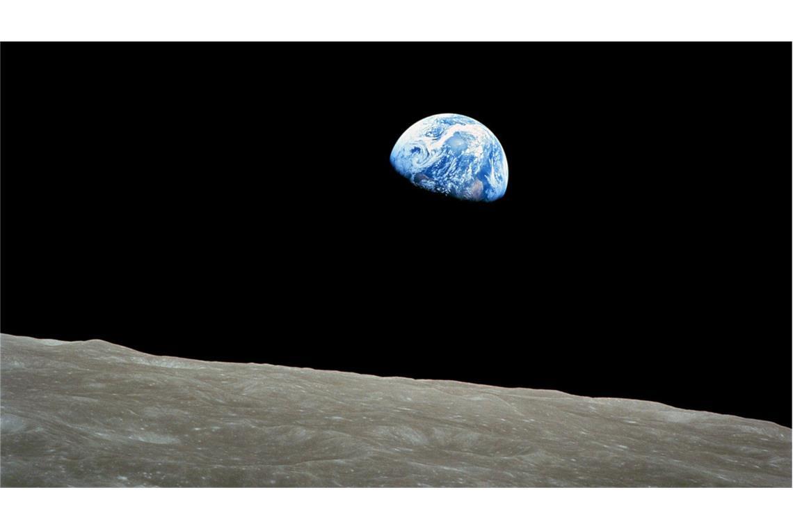Das von der Nasa am 25.12.2013 zur Verfügung gestellte Foto zeigt den Erdaufgang über dem Horizont des Mondes am 24.12.1968 aus der Sicht der Apollo 8 Mission.
