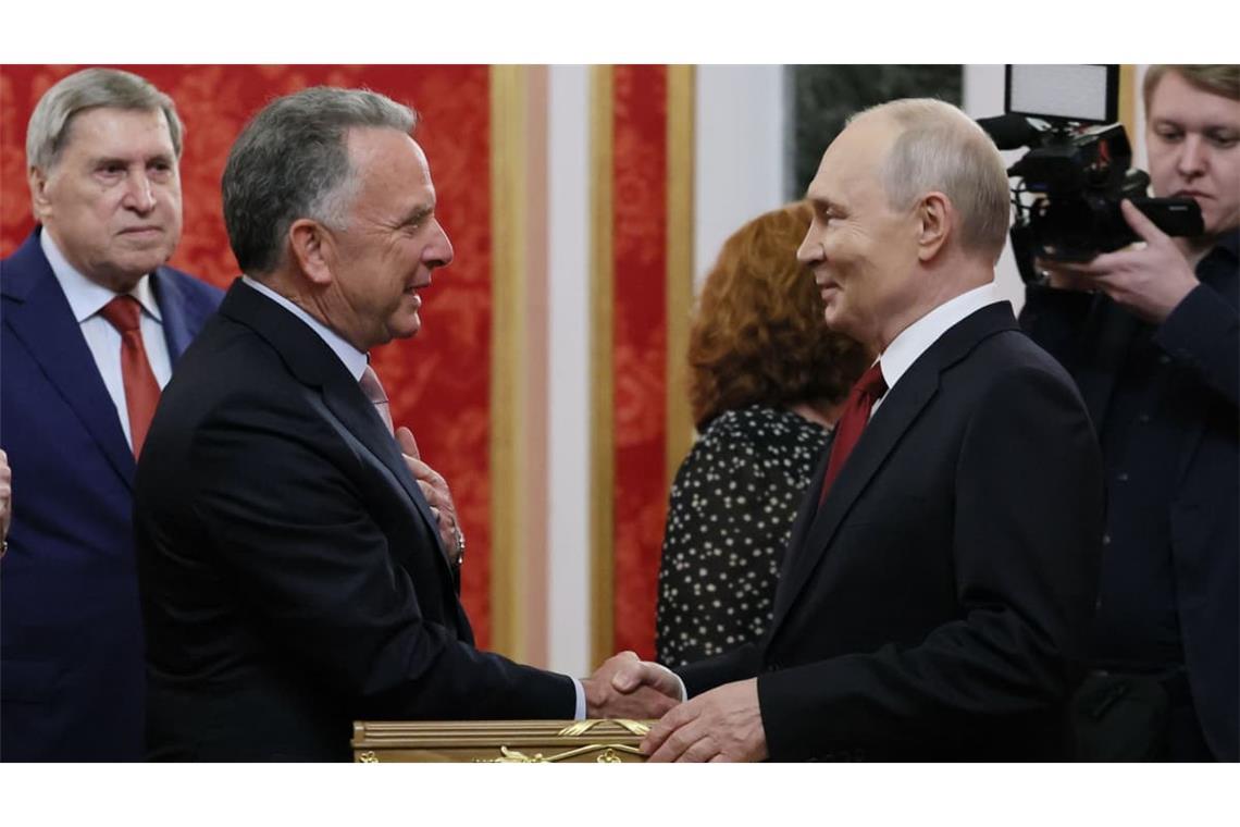 Das von der staatlichen russischen Agentur Sputnik via AP veröffentlichte Foto zeigt den russischen Präsidenten Wladimir Putin im Senatspalast des Kremls, wie er Steve Witkoff (2.v.l), einem Gesandten von US-Präsident Trump, die Hand schüttelt, während der außenpolitische Berater des Kremls, Juri Uschakow (l), daneben steht.