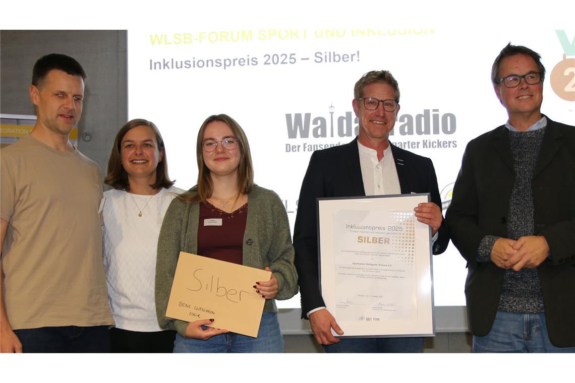 Das Waldauradio ist bei vielen Kickers-Fans hochgeschätzt. Vor allem bei Auswärtsspielen verfolgen die Anhänger seit zehn Jahren kostenlos die Livereportagen der ehrenamtlichen Mitarbeiter mit dem großen Herz für die Blauen. Seit einigen Wochen können nun auch blinde und sehbehinderte Fans im Stadion die Audiodeskription über die Livereportage des Waldauradios nutzen. Dieses Projekt wurde im Oktober vom Württembergischen Landessportbund (WLSB) mit dem Inklusionspreis Silber ausgezeichnet. Auf dem Foto (v. re.): Hannes Stöcker, Jörg Schwerteck, Maike Strohmeier (alle Waldauradio),  Anne Köhler (Vizepräsidentin des WLSB) und Alexander Fangmann (Inklusionsbeauftragter WLSB).