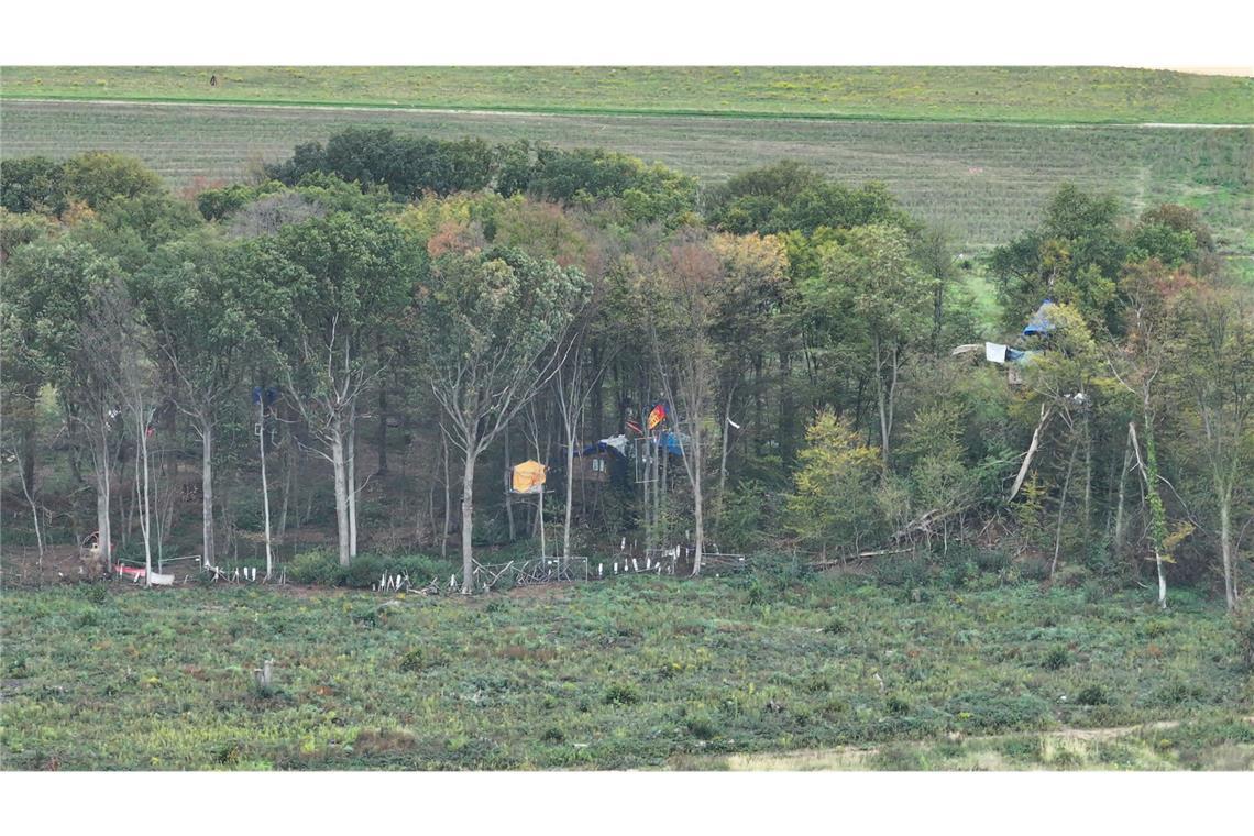 Polizei räumt besetztes Waldstück am Tagebau Hambach