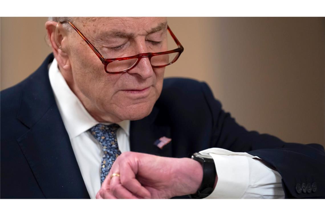 Bilder des Tages Das war knapp! Nur Stunden vor einem drohenden Shutdown der Behörden in den USA konnten sich die Demokraten unter ihrem Minderheitenführer im Senat, Chuck Schumer, auf eine Zustimmung zum US-Haushalt einigen.