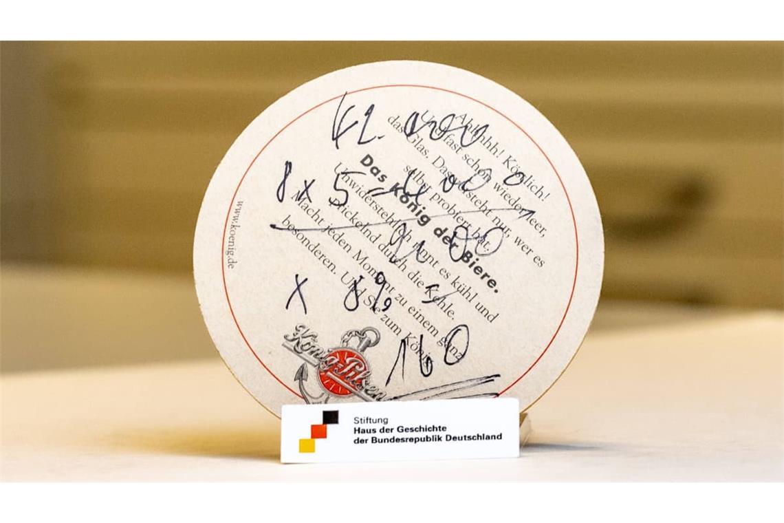 Das waren noch Zeiten: Der Original Bierdeckel, auf dem Friedrich Merz 2003 eine symbolische Steuererklärung verfasste: Das unversehrte Unikat befindet sich als Museumsstück im Haus der Geschichte in Bonn.