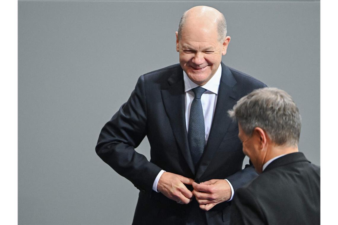 Kommentar: Es fehlen Selbstkritik und Demut Das war’s: Bundeskanzler Olaf Scholz nach der Vertrauensfrage. Vor ihm steht Vize-Kanzler Robert Habeck.