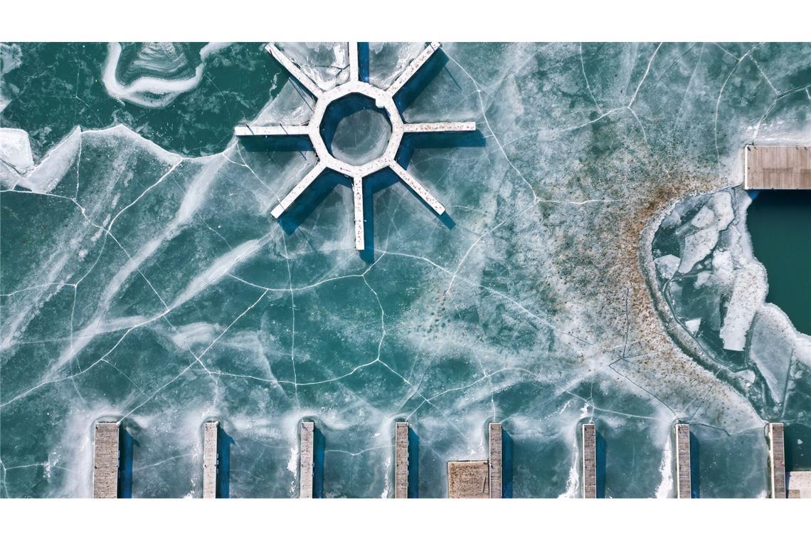 Bilder des Tages Das Wasser des Michigansees ist an einem eisigen Tag mit Temperaturen unter dem Gefrierpunkt in der Region der Großen Seen zugefroren.