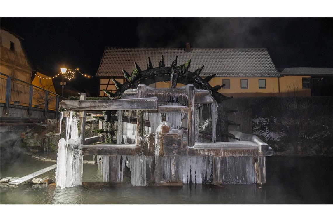 Das Wasserschöpfrad an der Wiesent in Ebermannstadt ist mit Eis überzogen.