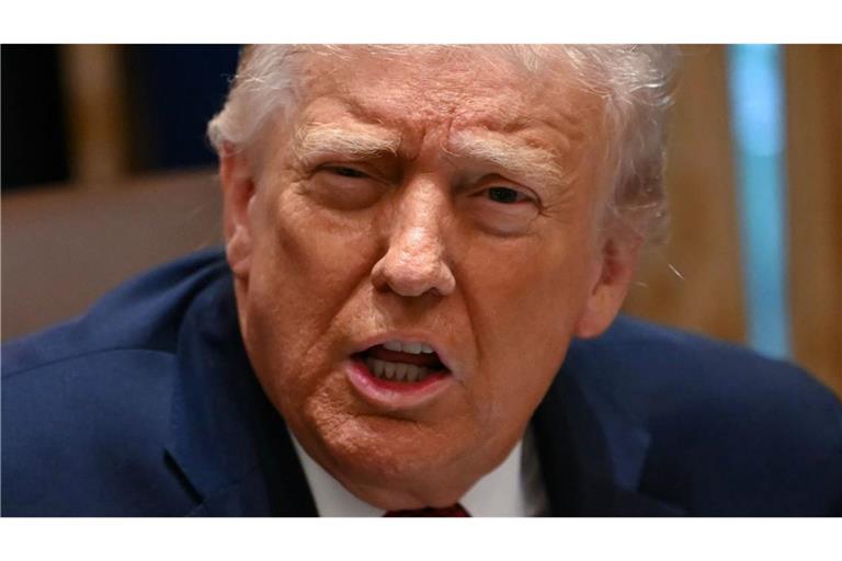 Das Weiße Haus erklärt Trumps Pflaster an der rechten Hand mit seinem vielen Händeschütteln (Archivfoto).