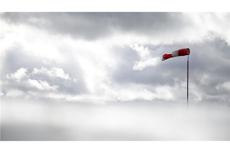 Das Wetter bleibt stürmisch - vor allem an der Küste und auf den Bergen.