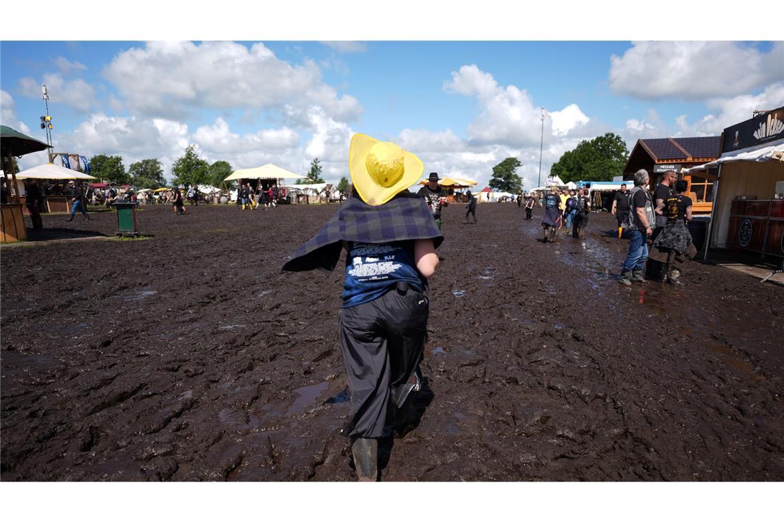 Regenmassen verwandeln Wacken in Schlammfeld Das Wetter tut dem Wacken Open Air keinen Abbruch.