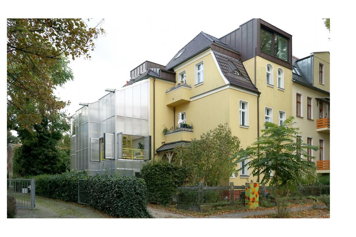 Berliner Top-Büro holt Deutschen Architekturpreis. Wie schneidet Stuttgart ab? Das „Wintergartenhaus“ in Berlin von Supertype Group Berlin. „Die leichte, offene Struktur des Anbaus überzeugt durch eine einfache Konstruktion, fließende Raumabfolgen und die gezielte Überlagerung von Architektur und Vegetation“, lobte die Jury.