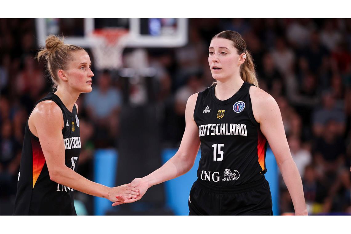 Beste Platzierung seit 1997: Basketballerinnen EM-Fünfte Das WNBA-Duo Leonie Fiebich und Luisa Geiselsöder (r) hat Deutschland bei der EM auf Platz fünf geführt.