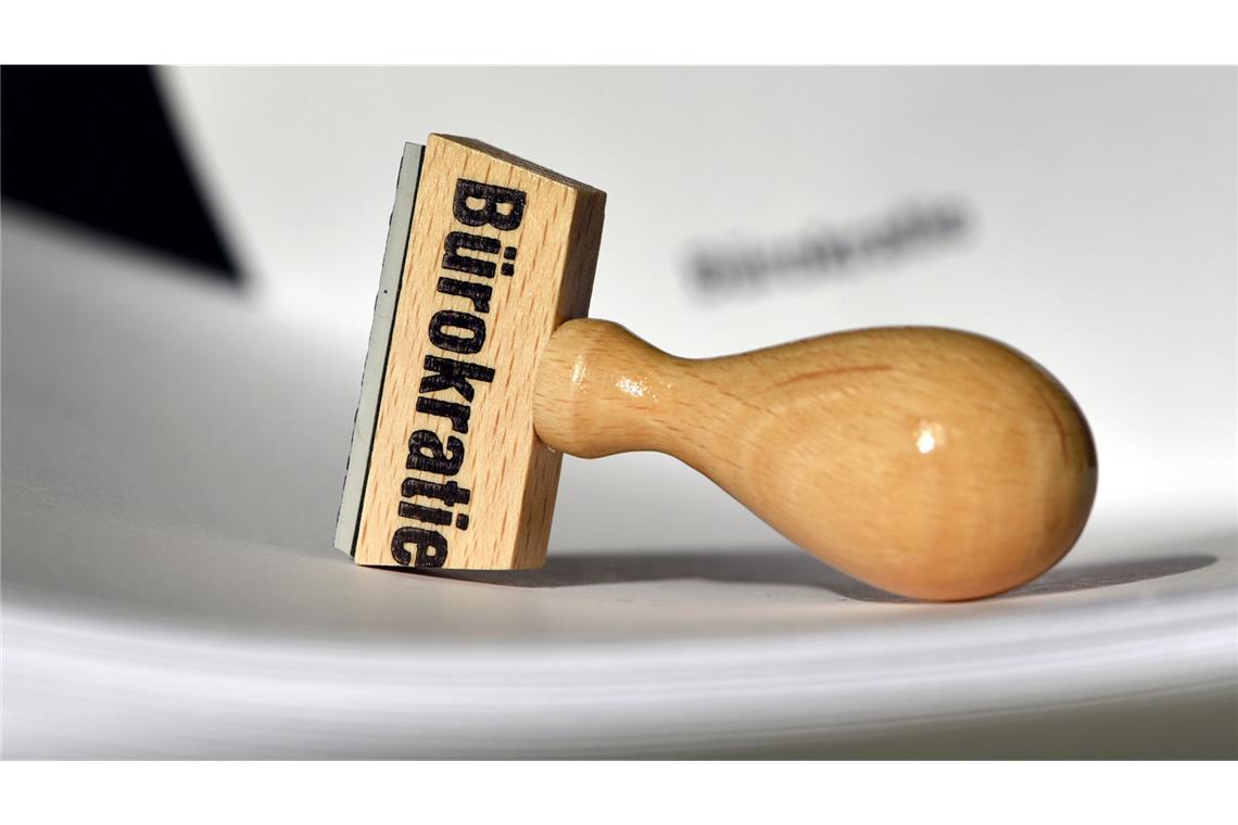 So ausufernd ist die Bürokratie in Deutschland Das Wort Bürokratie kommt aus dem Französischen von „bureaucratie“, was Herrschaft der Verwaltung bedeutet. In einer Bürokratie ist alles bis ins Kleinste geregelt und streng geordnet, jeder hat seine klar umschriebene Aufgabe.