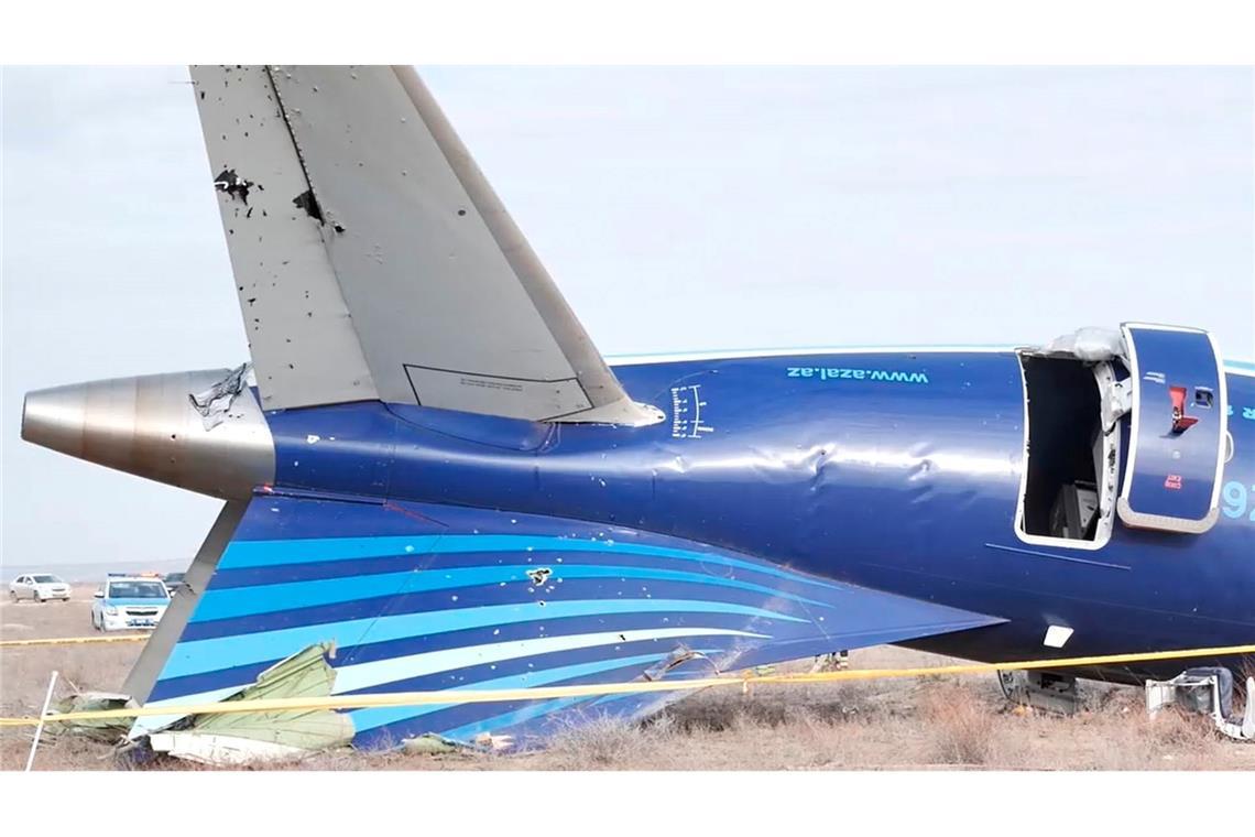 Baku geht von russischem Treffer auf Flugzeug aus Das Wrack der abgestürzten Maschine gibt Rätsel auf.