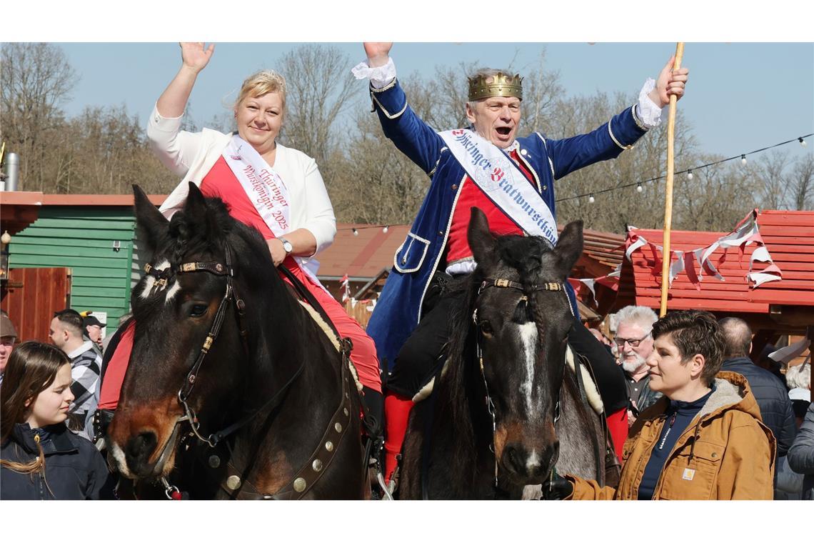 Bilder des Tages Das Wurstkönigspaar kommt zum Festival Rostkultur.