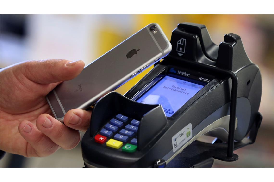 Das Zahlen per Smartphone breitet sich aus, gerade bei Jüngeren (Symbolfoto)