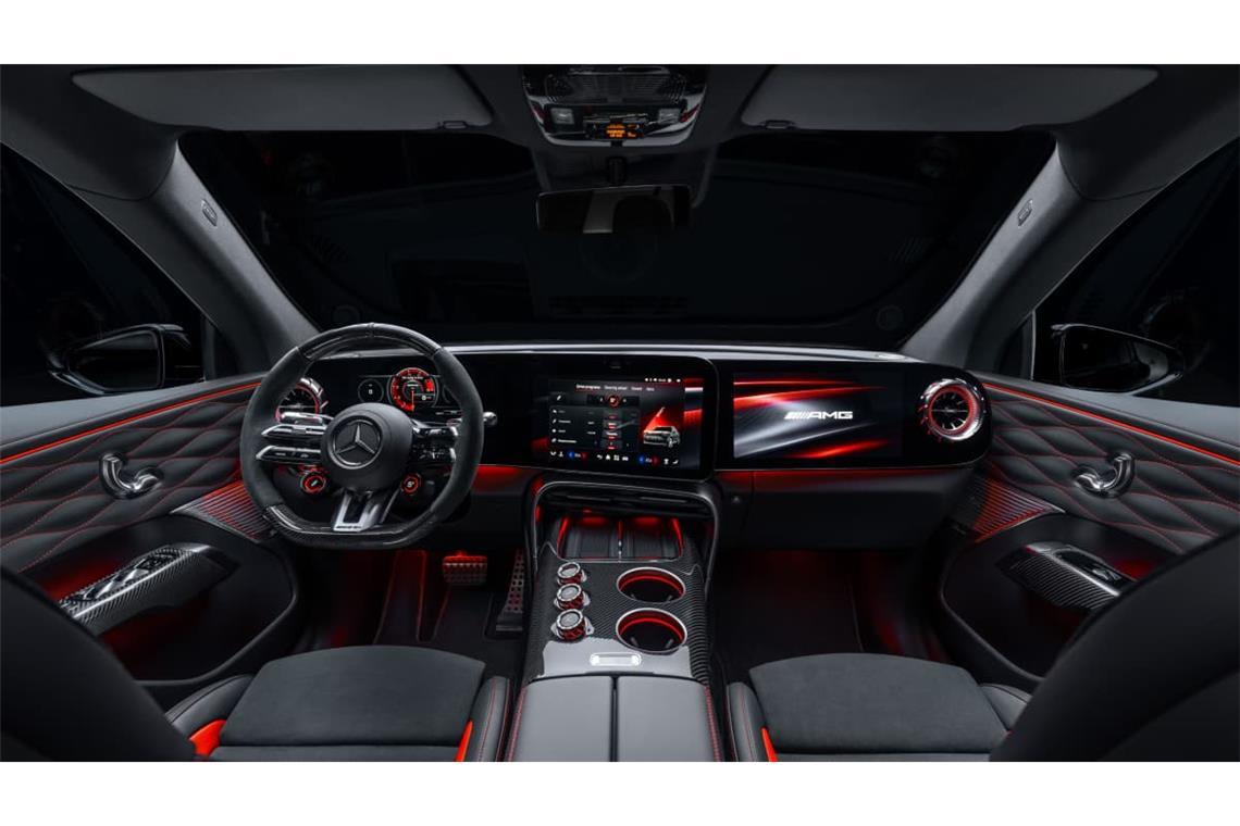 Das zentrale Display im Cockpit ist deutlich zum Fahrer geneigt. Der zusätzliche Screen für den Beifahrer ist standardmäßig eingebaut.