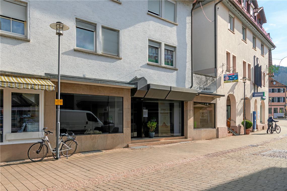 Murrhardt bekommt ein Zentrum für Vielfalt Das Zentrum für Vielfalt liegt nur einen Sprung vom Marktplatz entfernt. Die Scheiben (linke Fensterfront und Eingang) erhalten vor der Eröffnung noch Klebeschilder. Foto: Stefan Bossow
