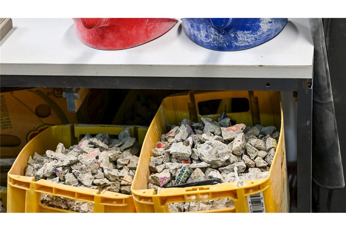 Die Mauer als Souvenir: Das Geschäft mit den Steinbrocken Das Zerkleinern der Mauer ist eine ziemlich staubige Angelegenheit.