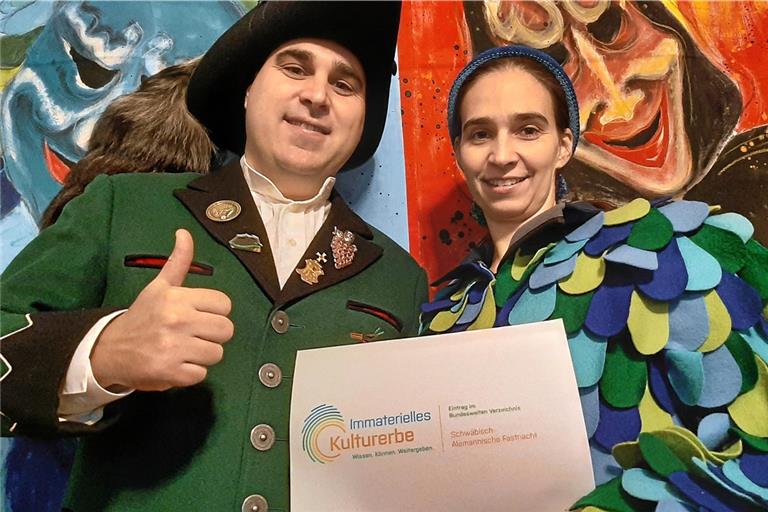 Das Zunftmeisterduo Diana Spreu und Matthias Schlichenmaier freut sich, dass die Henderwäldler Träger des Logos „Wissen.Können.Weitergeben“ sind. Es weist sie als Narrenzunft aus, die sich der schwäbisch-alemannischen Fastnacht als nationales immaterielles Kulturerbe verschrieben hat. Foto: privat