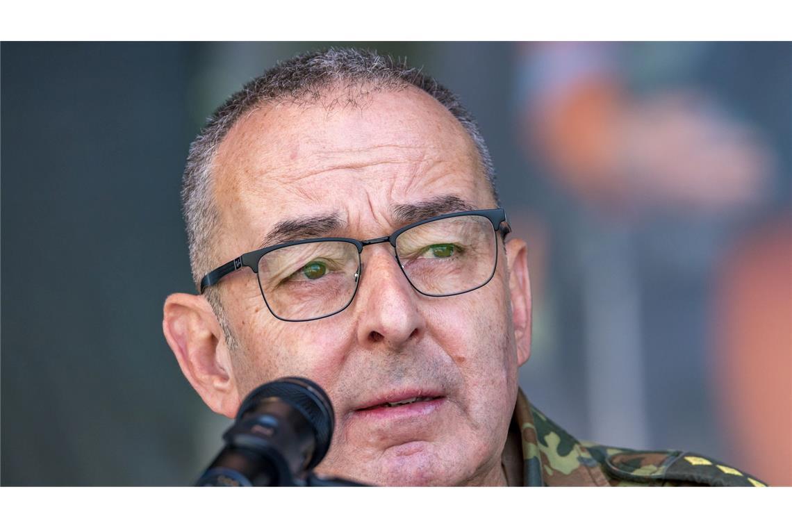 Generalinspekteur beklagt deutsche Realitätsverweigerung Dass der Generalinspekteur der Bundeswehr, General Carsten Breuer, bei einer Sicherheitstagung von Verfassungsschutz und Wirtschaftsvertretern spricht, zeigt, dass innere und äußere Sicherheit heute nicht mehr getrennt betrachtet werden. (Archivfoto)
