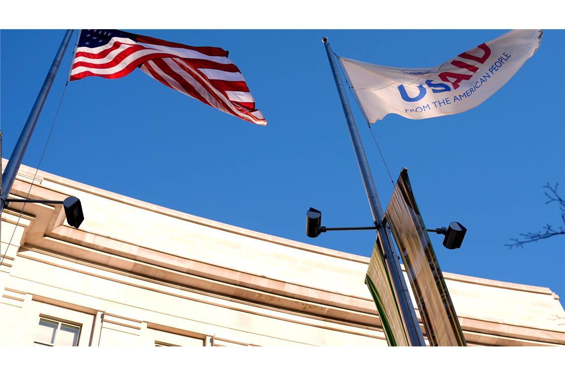 Scharfe Kritik an Legalität von Trumps Kürzungsplänen Dass die US-Regierung unter Trump Auslandshilfen kürzt - wie bei der US-Behörde für internationale Entwicklung (USAID) - ist nicht neu. (Archivbild)