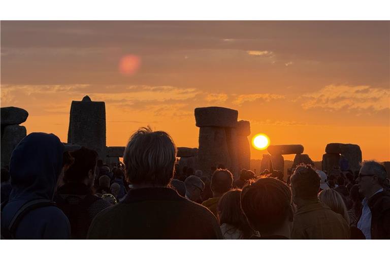 Dass in Stonehenge schon seit Jahrtausenden gefeiert werde, mache etwas mit einem, sagt eine Besucherin.
