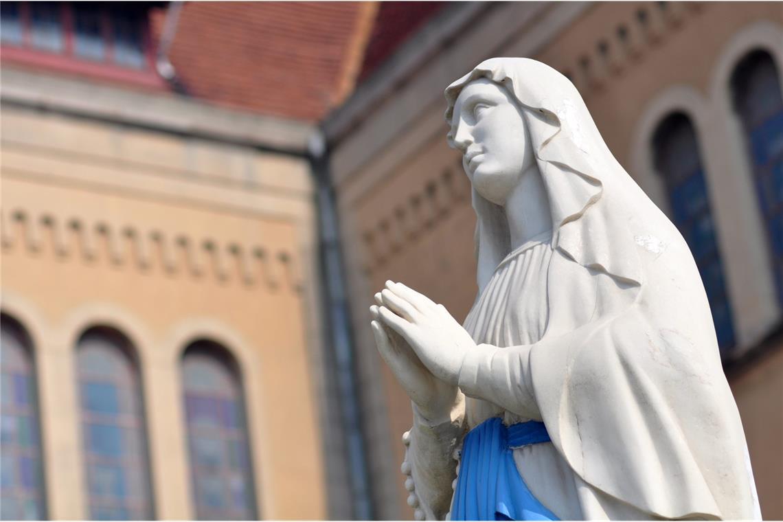 Unbefleckte Empfängnis Mariens: Was meint das? Dass sie frei vom „Makel der Erbsünde“ ist, unterscheidet Maria nach katholischer Lehre von allen anderen Menschen. Das Dogma soll „ihre einzigartige Nähe zu Gott zum Ausdruck bringen“.