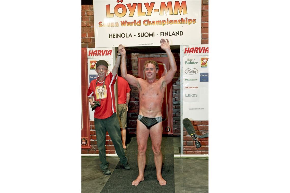 Dauer-Saunieren: Der Gewinner der Sauna-WM, Finne Bjarne Hermansson, aufgenommen im finnischen Heinola im August 2008. Der  damalige Weltmeister im Schwitzen hielt 18 Minuten und 15 Sekunden aus bei 110 Grad Celsius aus. Das Rekordversuche tödlich enden können, zeigt das Beispiel der Sauna WM von 2010: Bei 110 Grad kollabierte der russische Kandidat <a href="https://www.youtube.com/watch?v=bpNuBsSlfGw" target="_blank">Wladimir Ladyschenski</a>, ein Amateurringer aus russischen Nowosibirsk, und verstarb in der Schwitzhütte.