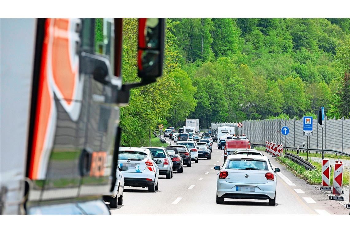 E-Auto-Prämie und Autobahn-Milliarden – was ist jetzt Sache? Dauerbaustelle am alten Albaufstieg der A8.