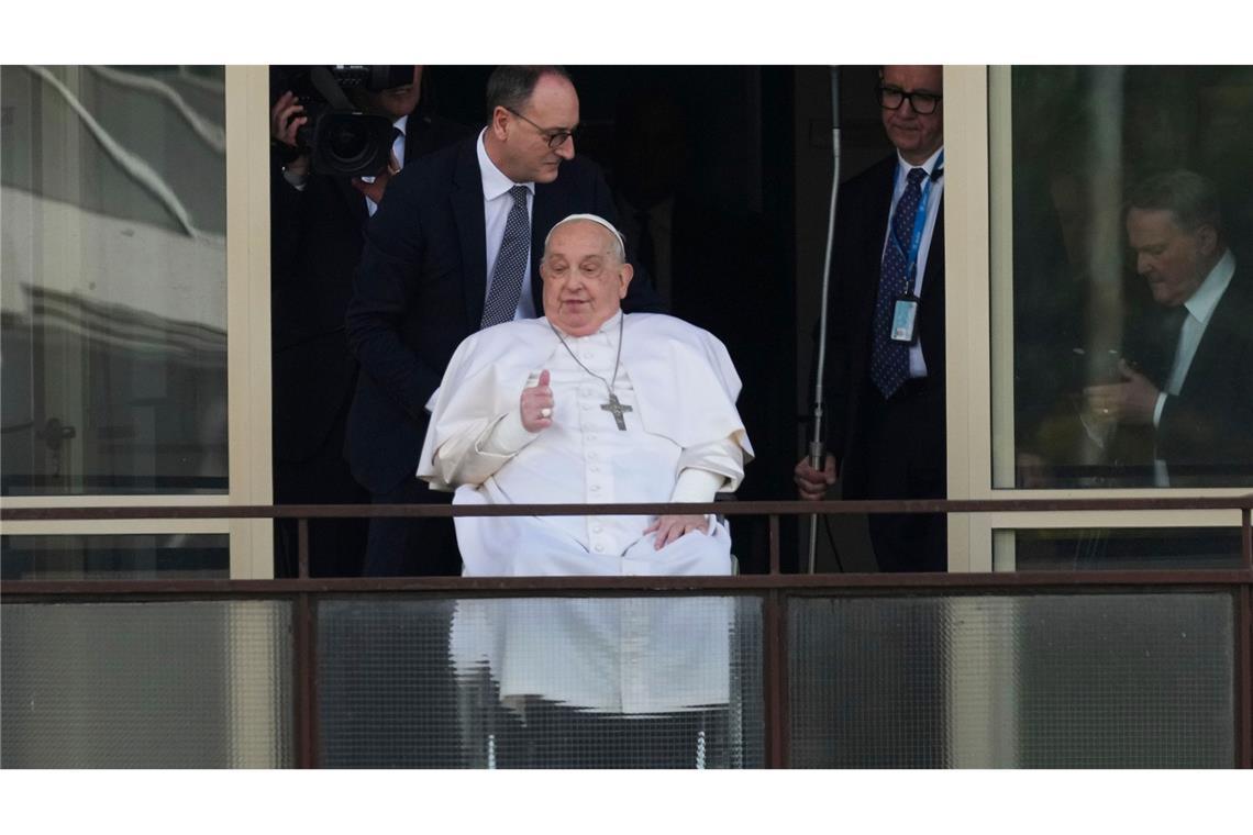 Bilder des Tages Daumen hoch von Papst Franziskus: Erster Auftritt nach Klinikaufenthalt