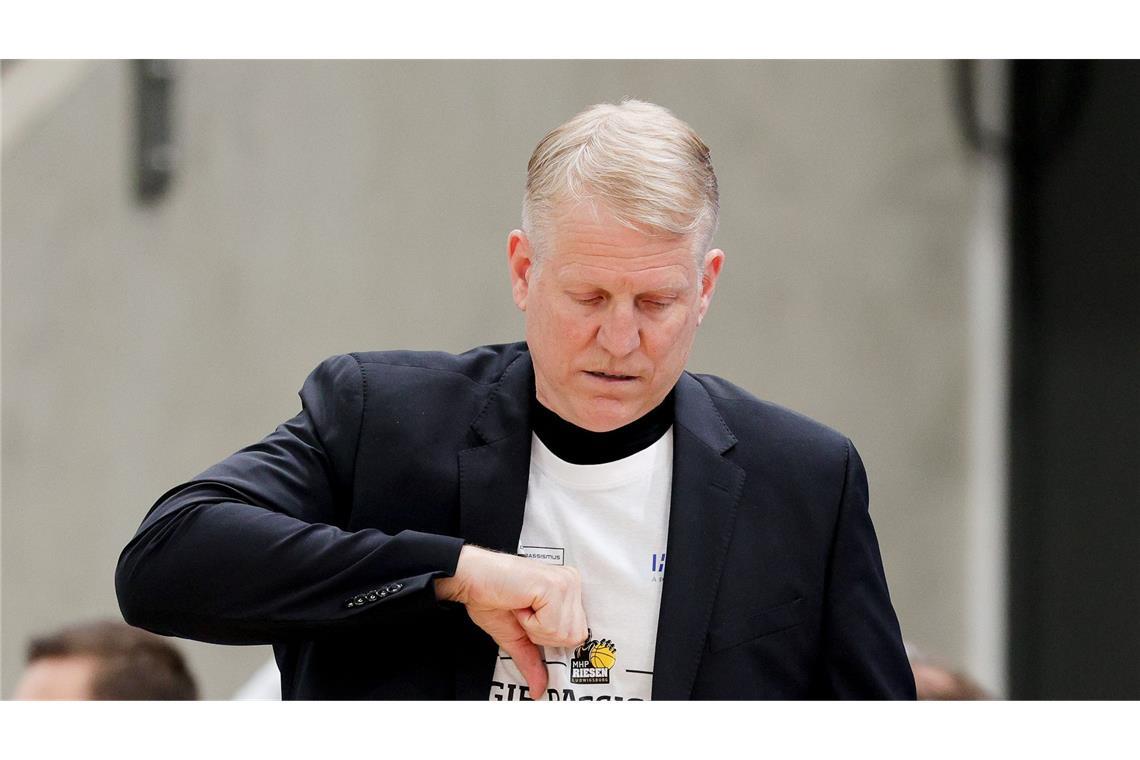 Paukenschlag bei den MHP Riesen: John Patrick nicht mehr Trainer Daumen nach unten – das gilt jetzt für Trainer John Patrick.