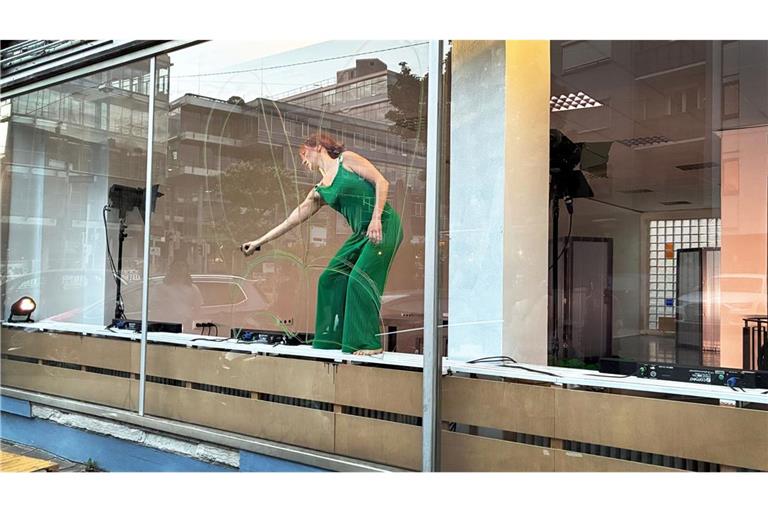 Daura Hernández García zeigt ihre Performance "Mourning Butterflies" in einem leer stehenden Laden in der Leuschnerstraße.