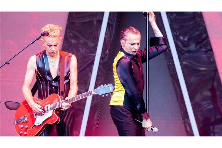 Dave Gahan und Martin Gore von Depeche Mode bei einem Konzert im Berliner Olympiastadion im Juli 2023.