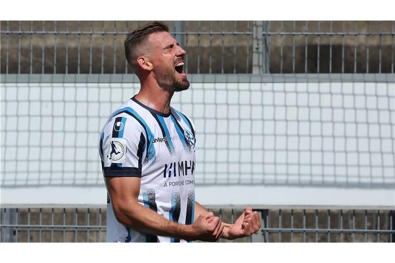 David Braig genießt seinen Torerfolg im Spiel gegen den SC Freiburg II.