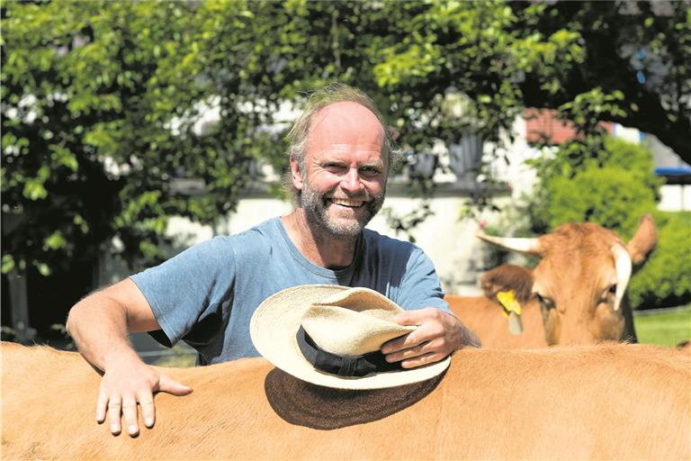 David Burkhardt, hier bei seinen Limpurger Kühen – die Aufnahme stammt aus dem Mai 2018 –, berichtet im Rahmen des Volkshochschulschwerpunkts „Nahrung“ über die Tierhaltung auf dem Wacholderhof bei Murrhardt-Steinberg. Archivfoto: Jörg Fiedler