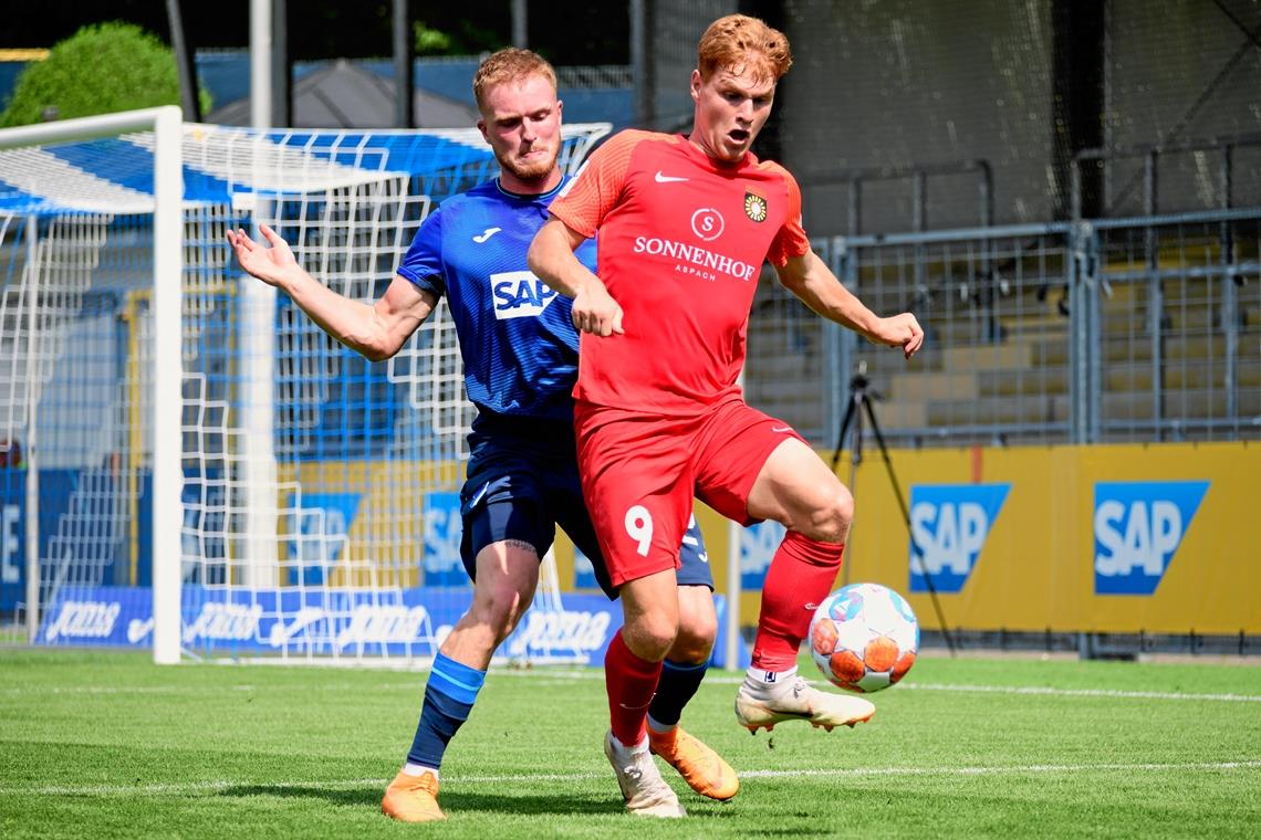 Später Ausgleich macht Appetit auf mehr David Hummel hat selten Zeit, den Ball ungestört anzunehmen, weil die Gegner um seine Torgefährlichkeit wissen.Foto: M. Mummert