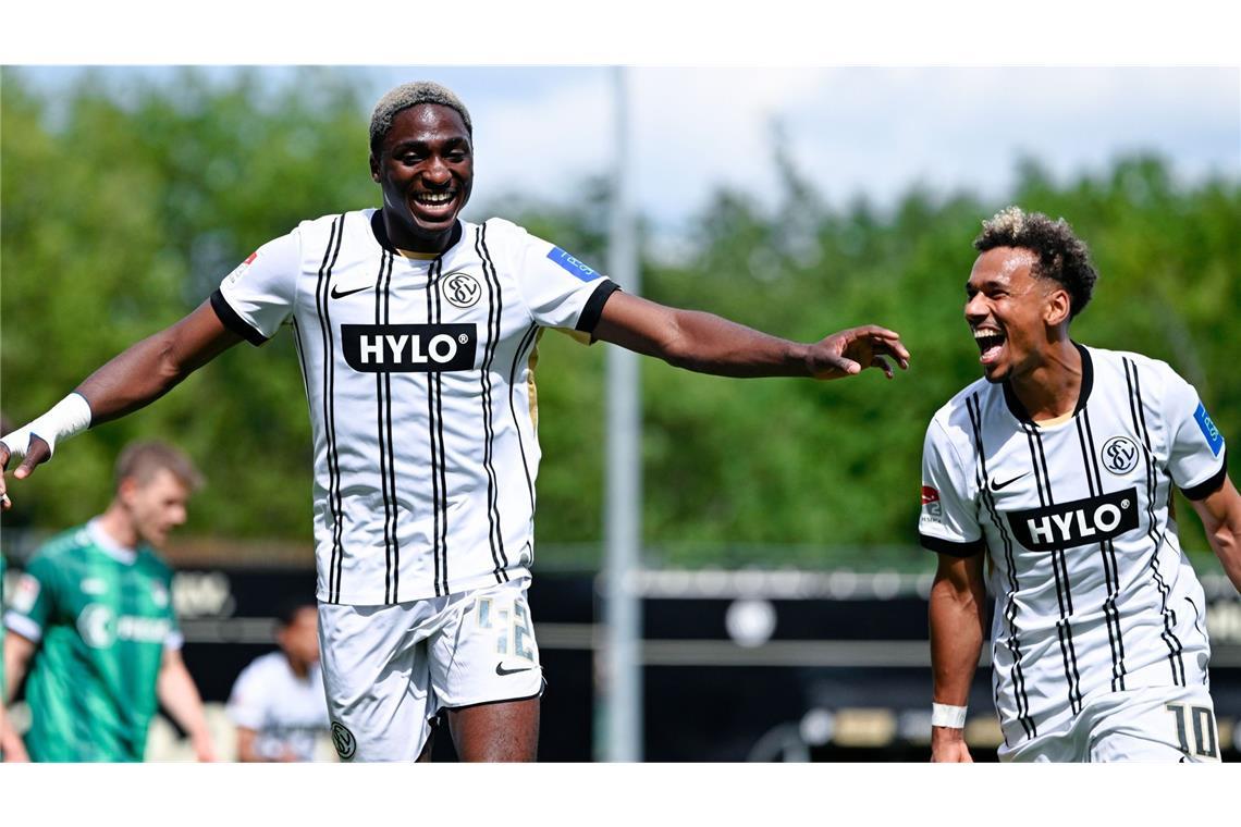 David Mokwa (l) jubelt mit Bambase Conte.