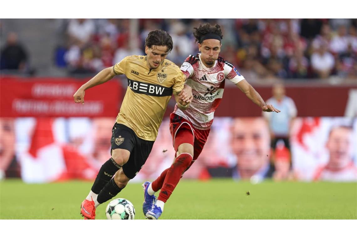 David Preu&nbsp; vom VfB Stuttgart II und Anas Slimani (Fortuna Duesseldorf) im Zweikampf - am Ende fielen in Düsseldorf keine Tore.