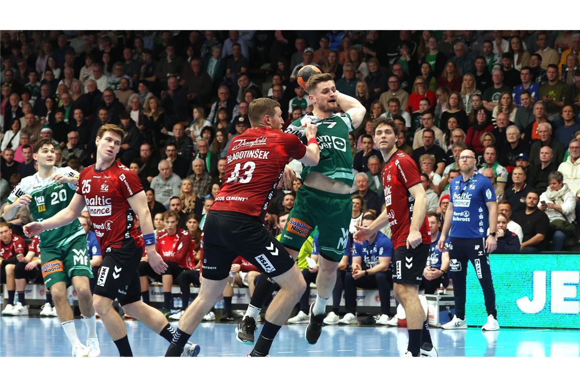 David Schmidt setzt sich gegen den Ex-Göppinger Blaz Blagotinsek durch.