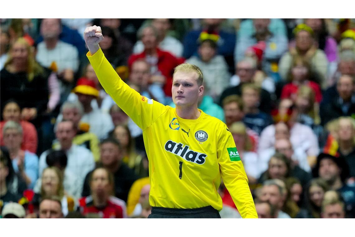 Handballer werfen sich warm für Dänemark-Kracher David Späth halt das DHB-Team mit starken Paraden immer wieder im Spiel.