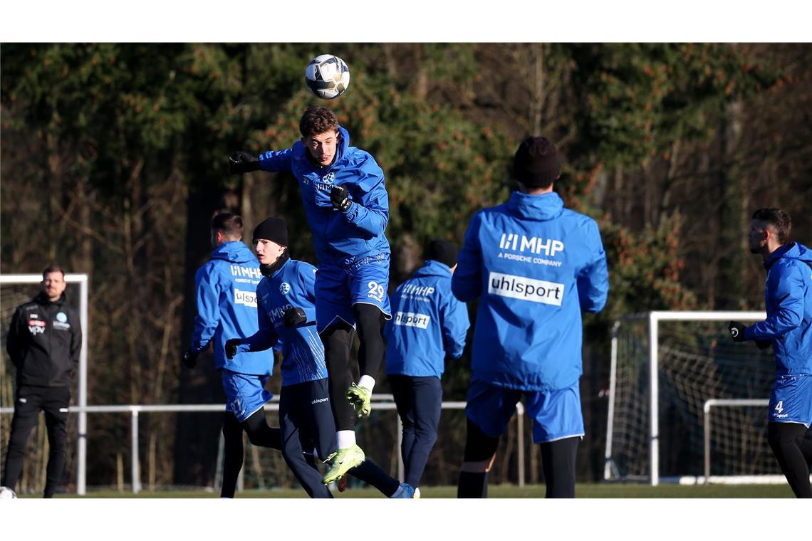 Niklas Antlitz geht – Rückkehrer David Stojak beim Trainingsstart schon dabei David Stojak beim Kopfball