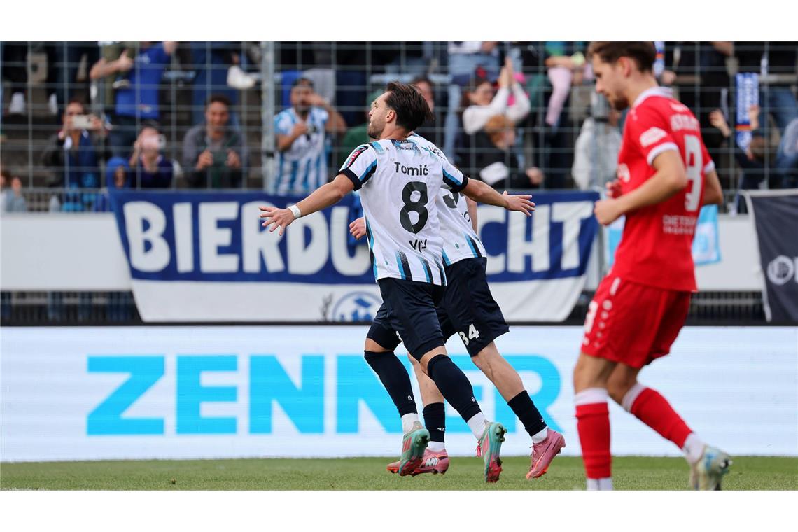 David Tomic bejubelt sein Tor zum  1:0 per Foulelfmeter.