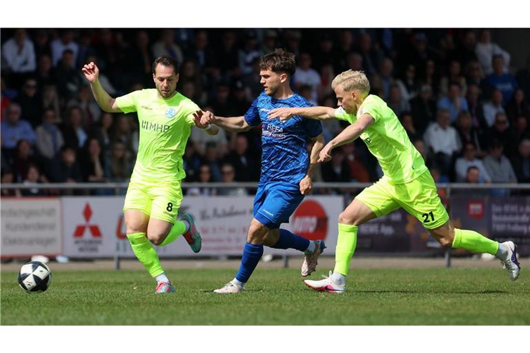 David Tomic (Kickers), Lukas Laupheimer (SGV Freiberg), Per Lockl (Kickers) im Kampf um den Ball (von links).