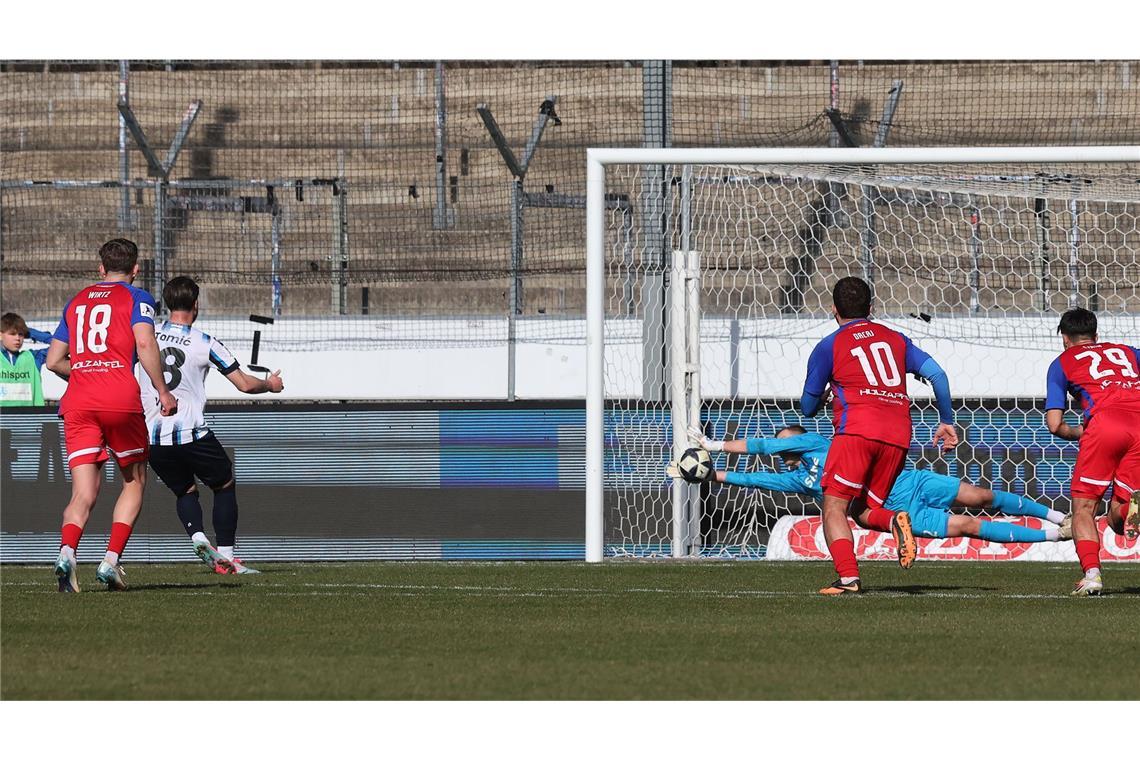 David Tomic scheitert beim Elfmeter.