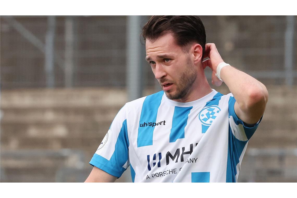 Nächste Auswärtsniederlage für die Blauen David Tomic traf nur den Pfosten.