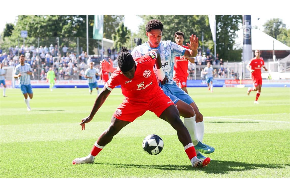 David Udogu (re.) gegen den Mainzer Andre Kenete Gitau&nbsp;– der Kickers-Spieler hatte wie das gesamte Team schon bessere Tage als gegen den FSV und will nun wieder zurück in die Erfolgsspur.
