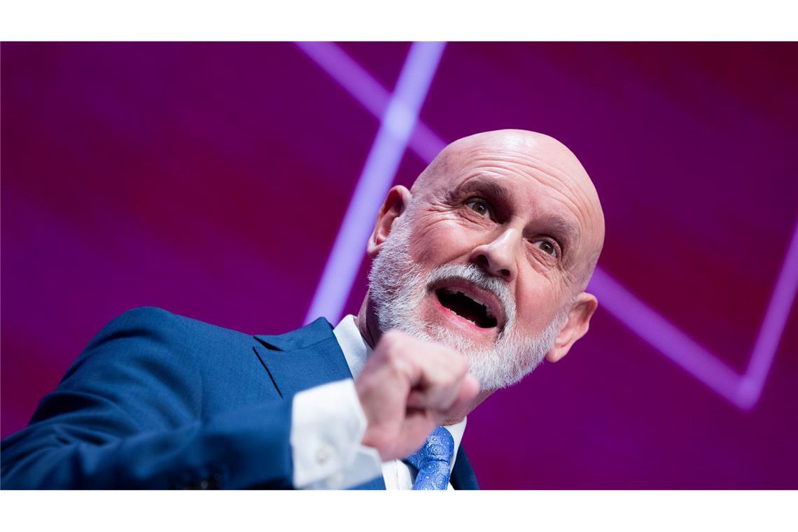 dbb-Chef Volker Geyer warnt vor grassierendem Personalmangel beim Staat.