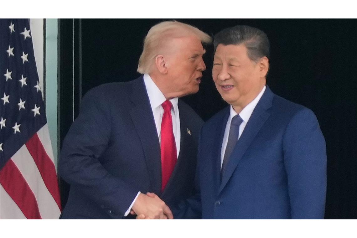 USA und China erzielen Einigung  zu seltenen Erden und geringeren Zöllen Deal! Donald Trump und Xi Jinping schütteln sich die Hand.