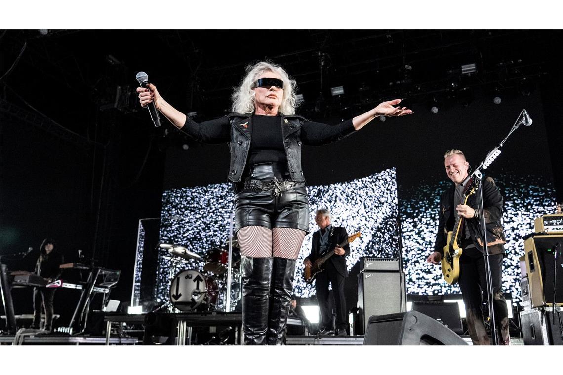 Platinblond und niemals müde: Debbie Harry wird 80 Debbie Harry bei einem Auftritt 2023.