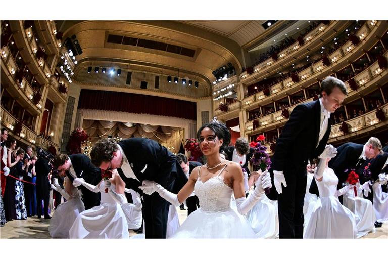 Debütantenpaare betreten den Saal während der Eröffnung des 68. Wiener Opernballs.